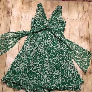 Donna Rocio 100% Silk Lining Floral wrap sachet tie sleeveless v neck  pretty